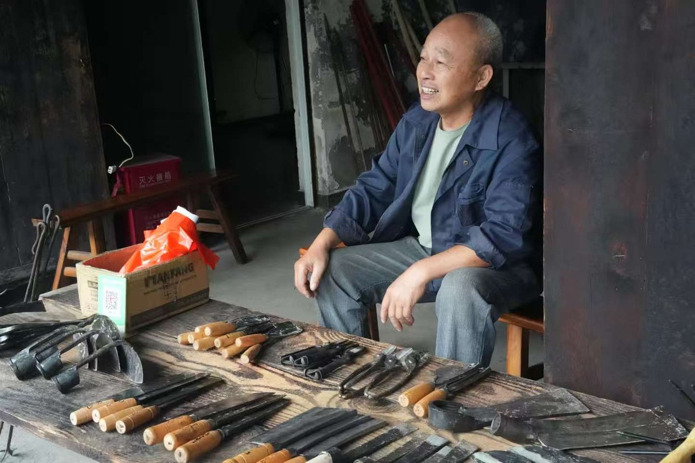 马鸣打铁铺 · 台案上的器物
